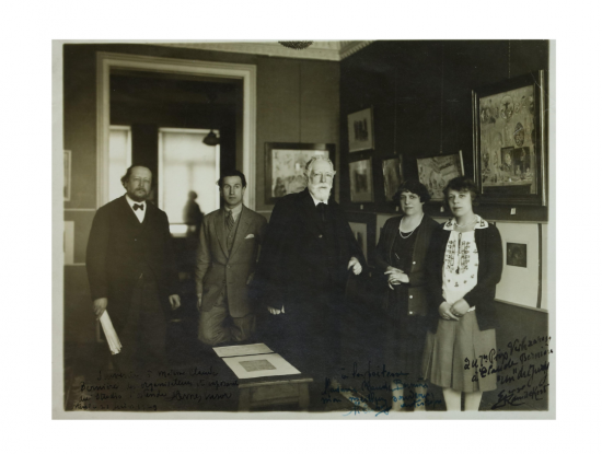 Anoniem, James Ensor in de Galerie Studio omringd door Georges Ramaeckers, J.F. Elslander, Claude Bernières en Blanche Hertoge, 21 juni 1929, Collectie Mu.ZEE bibliotheek 