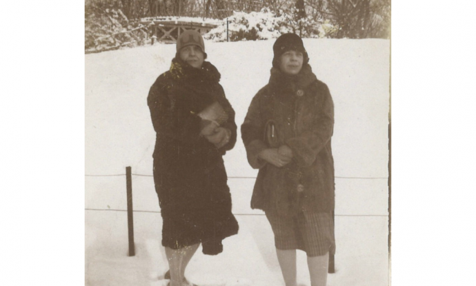 Anoniem, Blanche Hertoge rechts poserend in het Leopoldpark Oostende, s.a., verzameling Marie Storck, Collectie Mu.ZEE bibliotheek