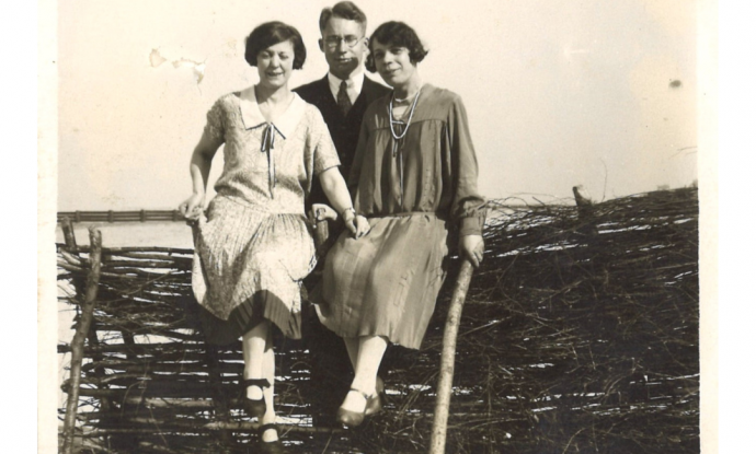 Anoniem, Excursie naar Knokke, Henri Storck centraal met Blanche Hertoge rechts, s.a., verzameling Marie Storck, Collectie Mu.ZEE bibliotheek